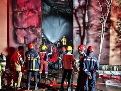 Gudang Peralatan Rumah Tangga di Margomulyo Surabaya Terbakar Hebat