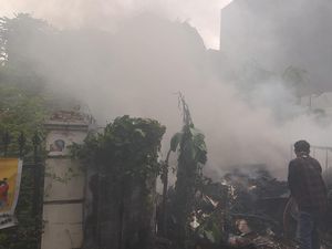 Kebakaran Lahan Terjadi di Jakbar, 9 Unit Mobil Damkar Dikerahkan