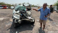 Ditabrak Ambulans Bawa Jenazah di Tol Batang, Ban Serep Truk Sampai Terpental