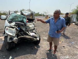 Detik-detik Kecelakaan Maut Ambulans Pasutri Bawa Jenazah Anak di Tol Batang