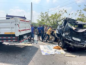Pikap Adu Banteng VS Truk di Bojonegoro, Sopir Tewas-Minyak Berceceran