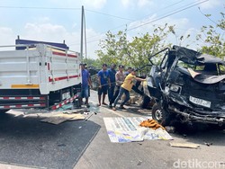 Pikap Adu Banteng VS Truk di Bojonegoro, Sopir Tewas-Minyak Berceceran