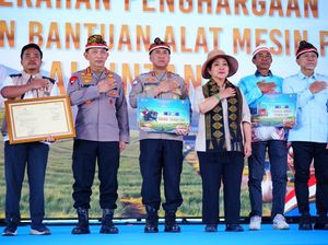 Kapolri dan Ketua Komisi IV DPR Serahkan Traktor hingga Pupuk ke Petani di NTB