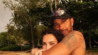 Potret 'Bucin' Kim Kardashian dan Lewis Hamilton Pamer Kemesraan Saat Liburan