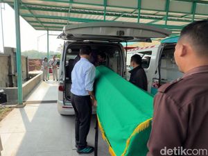 Pasutri Bawa Jenazah Anak Ikut Tewas dalam Laka Maut Ambulans di Tol Batang