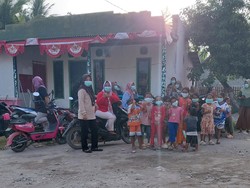 Tim Kesehatan Bagikan Masker-Obat untuk Warga Pulau Sebesi Terdampak Abu