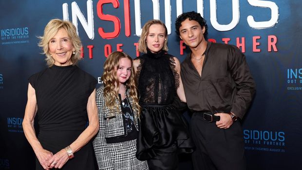 Pemain Insidious: Out Of The Further LOS ANGELES, CALIFORNIA - AUGUST 18: (L-R) Lin Shaye, Island Austin, Amelia Eve and Brandon Perea attend the Los Angeles special screening of Sony's