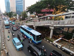 Penampakan Separator Busway di Pancoran Dicabut karena Proyek Trotoar