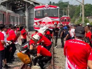 Tarik Tambang Nggak Level, Ada Lomba Tarik KRL di Depok