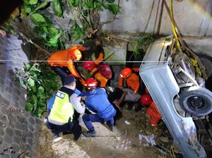 Angkut Rak KDMP, Pikap Terjun ke Sungai Sedalam 7 Meter di Trenggalek