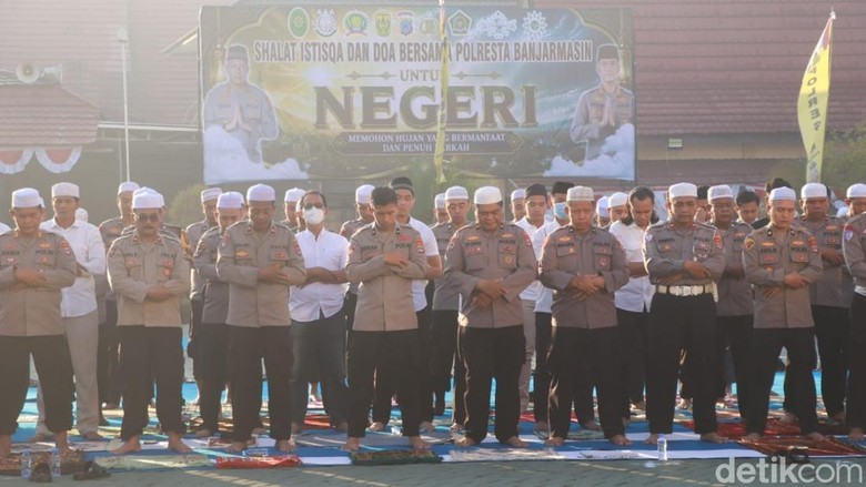 Kabut Asap Kian Mengganggu, Polresta Banjarmasin Gelar Salat Istisqa