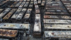Potret 50 Bus Tak Laik Jalan Ludes Terbakar di Bekasi