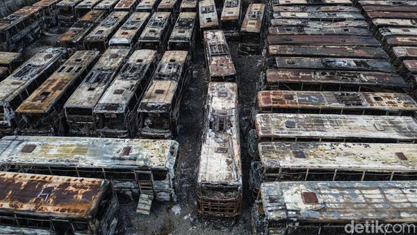 Potret 50 Bus Tak Laik Jalan Ludes Terbakar di Bekasi