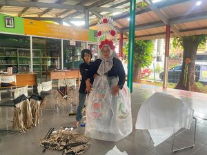 Kreatif, Warga Daur Ulang Sampah untuk Fashion Show Agustusan di Jakbar