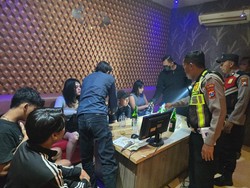 Puluhan Botol Miras Diamankan Hasil Razia di Tempat Karaoke Sidoarjo