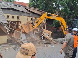 Satpol PP Bongkar 120 Bangunan Liar di Pasir Putih Depok