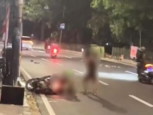 Kesaksian Warga Detik-detik Pria Bugil Pukuli Pemotor di Jaksel
