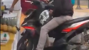 Video: Amuk Sopir Alphard di Bintaro, Motor Ojol Dihajar Batu