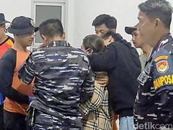 Tangis Haru Ibunda Sambut Jenazah Nadif di RSUD Palabuhanratu