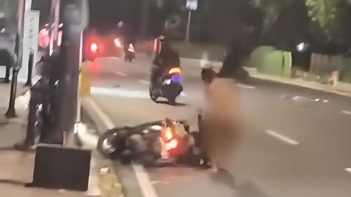 Mencekam! Pria Bugil Ngamuk Lenteng Agung: Aniaya Pemotor hingga Diamankan Petugas 52 Tangkapan layar seorang pria tanpa busana di Jalan Raya Lenteng Agung, Jagakarsa, Jakarta Selatan, yang diduga orang dengan gangguan jiwa (ODGJ), Rabu (19/8/2026). ANTARA/HO-Instagram/@drama.ibukota/Luthfia Miranda Putri.