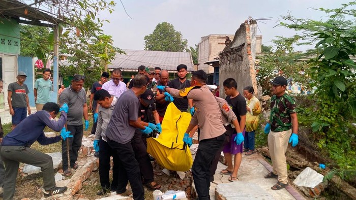 Tembok pembatas lahan kosong roboh menimpa nenek berusia 62 tahun di Desa Rawakalong, Kecamatan Gunung Sindur, Kabupaten Bogor. (Dok istimewa).