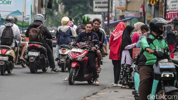 Terobos One Way, Pemotor Lawan Arus Berjamaah di Pondok Labu