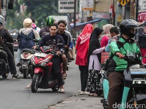 Terobos One Way, Pemotor Lawan Arus Berjamaah di Pondok Labu