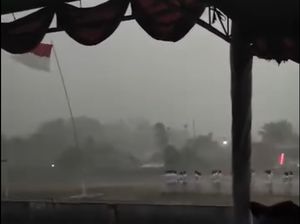 Saat Hujan Angin Tumbangkan Tiang Bendera, Paskibraka di Landak Maju Tak Gentar