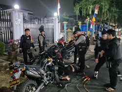 Polda Metro Tangkap 4 Pemuda Tawuran di Cipayung, Sajam dan Motor Disita