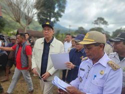 Video Purbaya Sampaikan Salam Prabowo saat Kunjungi Korban Gempa NTT