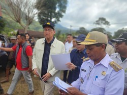 Video Purbaya Sampaikan Salam Prabowo saat Kunjungi Korban Gempa NTT