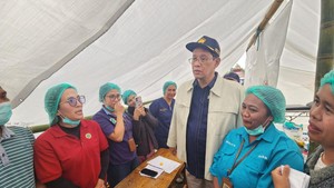 Video Menkeu Purbaya Kunjungi Korban Gempa NTT, Beri 1 Truk Sembako