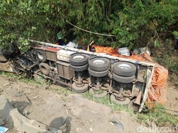 Truk Trailer Nyemplung Jurang di Jembatan Kenteng Boyolali, Sopir Terjepit