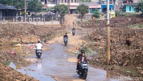 4 Tahun Terendam, Jalan Kampung Bulak Depok Akhirnya Surut-Bisa Dilalui