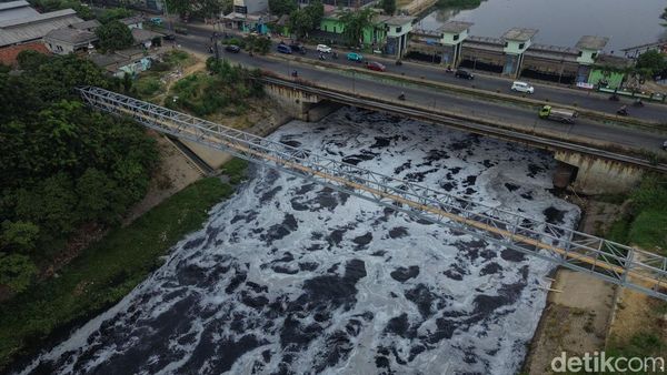 Air Kali Bekasi Menghitam, Berbusa dan Bau!