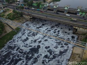 Air Kali Bekasi Menghitam, Berbusa dan Bau!
