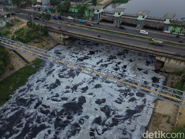 Air Kali Bekasi Menghitam, Berbusa dan Bau!