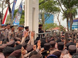 Aksi Mahasiswa di DPRD Kalsel Memanas, Pintu Gerbang Sampai Lepas