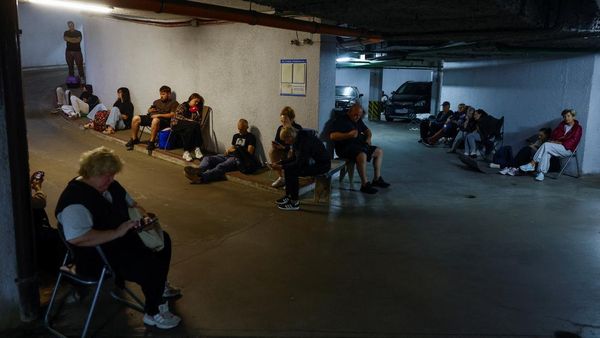 Basement Jadi Tempat Berlindung Warga Saat Kyiv Diserang