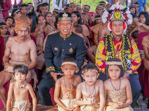 Momen Langka! Puluhan Warga Suku Punan Batu Ikut Upacara HUT RI