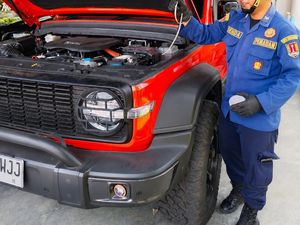 Hii! Ular Tambang Ngumpet Kap Mobil Jeep di Semarang Barat