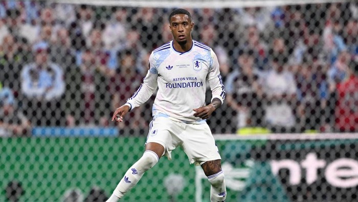 Ezri Konsa saat memperkuat Aston Villa di final Liga Europa melawan Freiburg pada Mei lalu.