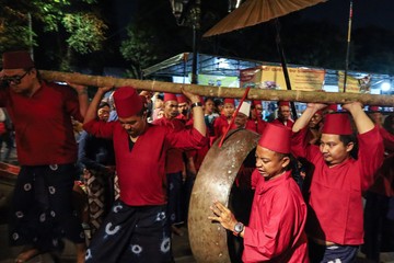 Gamelan Pusaka Keraton Diarak Sambut Tradisi Sekaten
