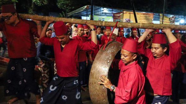 Gamelan Pusaka Keraton Diarak Sambut Tradisi Sekaten