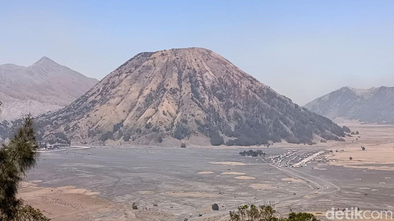 Hari Pertama Dibuka Usai Kebakaran, Ribuan Wisatawan Serbu Bromo