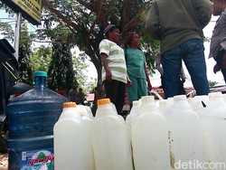 Pengungsi Gempa Nagekeo Terpaksa Beli Air Bersih Rp 2.000 Per Jeriken