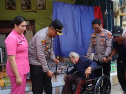 Kapolres Tabanan Serahkan Bantuan Kursi Roda dan Sembako untuk Warga