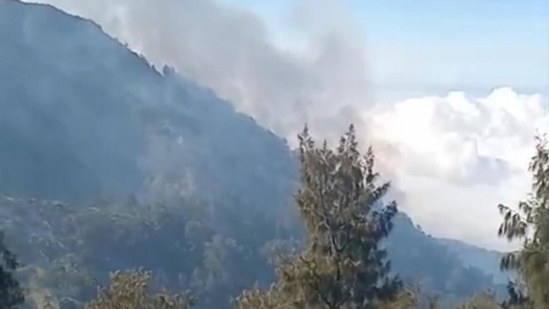 Kebakaran Arjuno-Welirang Merembat ke Gunung Kembar