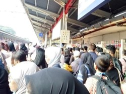 Cerita Penumpang Lari-lari Pindah Peron Saat KRL ke Jakarta Kota Gangguan