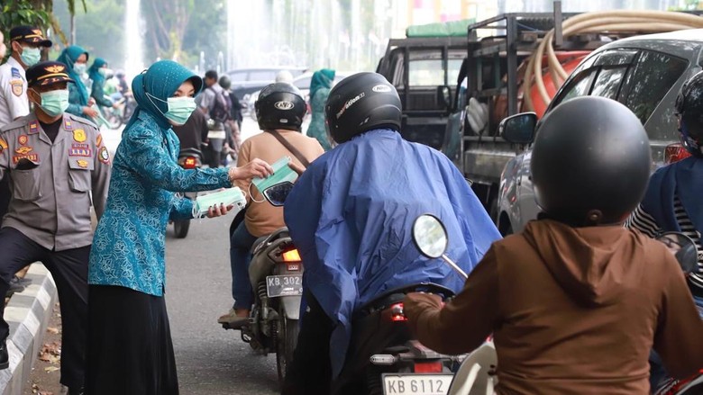 Asap Karhutla Menggila, TP PKK Pontianak Bagikan Masker Cegah ISPA